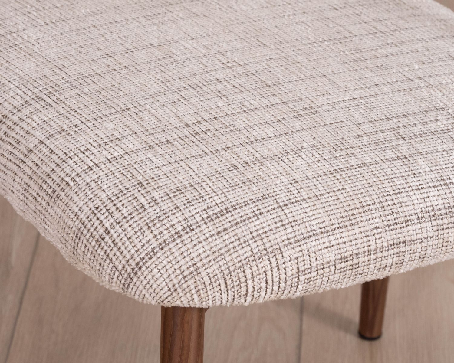 Lot de 2 chaises de repas rétro en tissu tramé beige et marron "Arpège" pieds métal aspect noyer