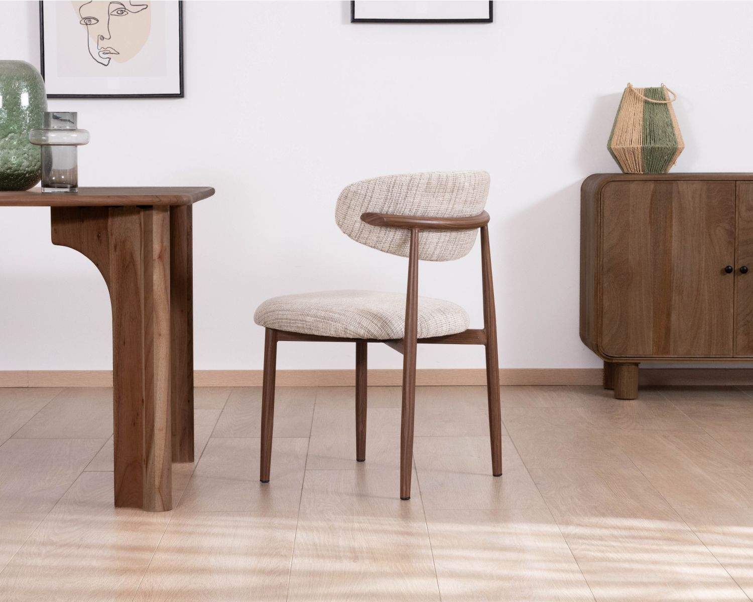 Lot de 2 chaises de repas rétro en tissu tramé beige et marron "Arpège" pieds métal aspect noyer