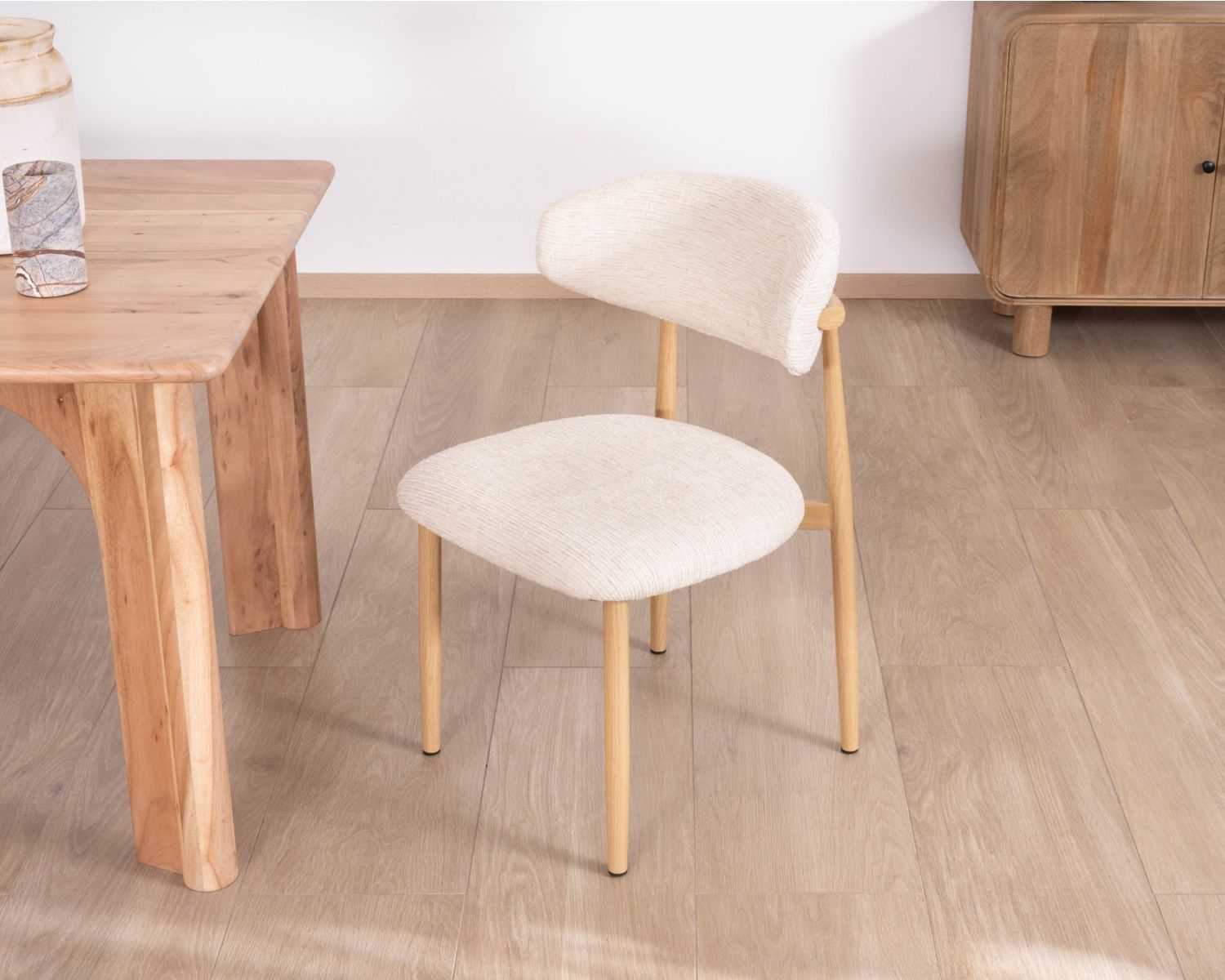 Lot de 2 chaises de repas scandinaves en tissu tramé blanc cassé "Arpège" pieds métal aspect bois clair