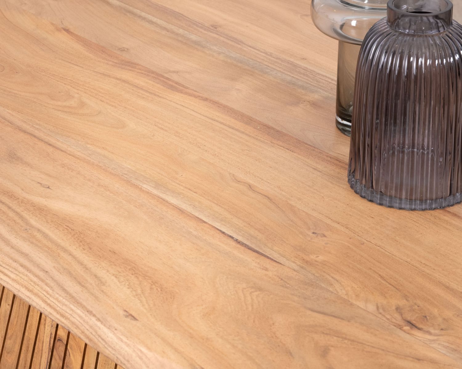 Table de salon design "Elki" en acacia avec pied central