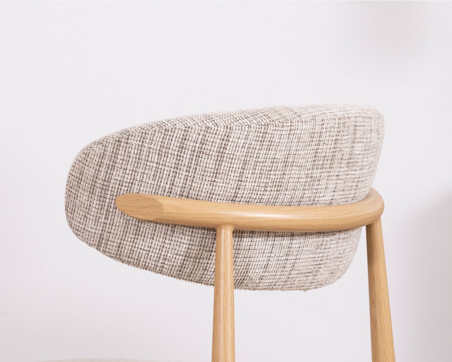 Lot de 2 chaises de repas esprit rétro en tissu beige tramé marron "Arpège" pieds métal aspect bois clair