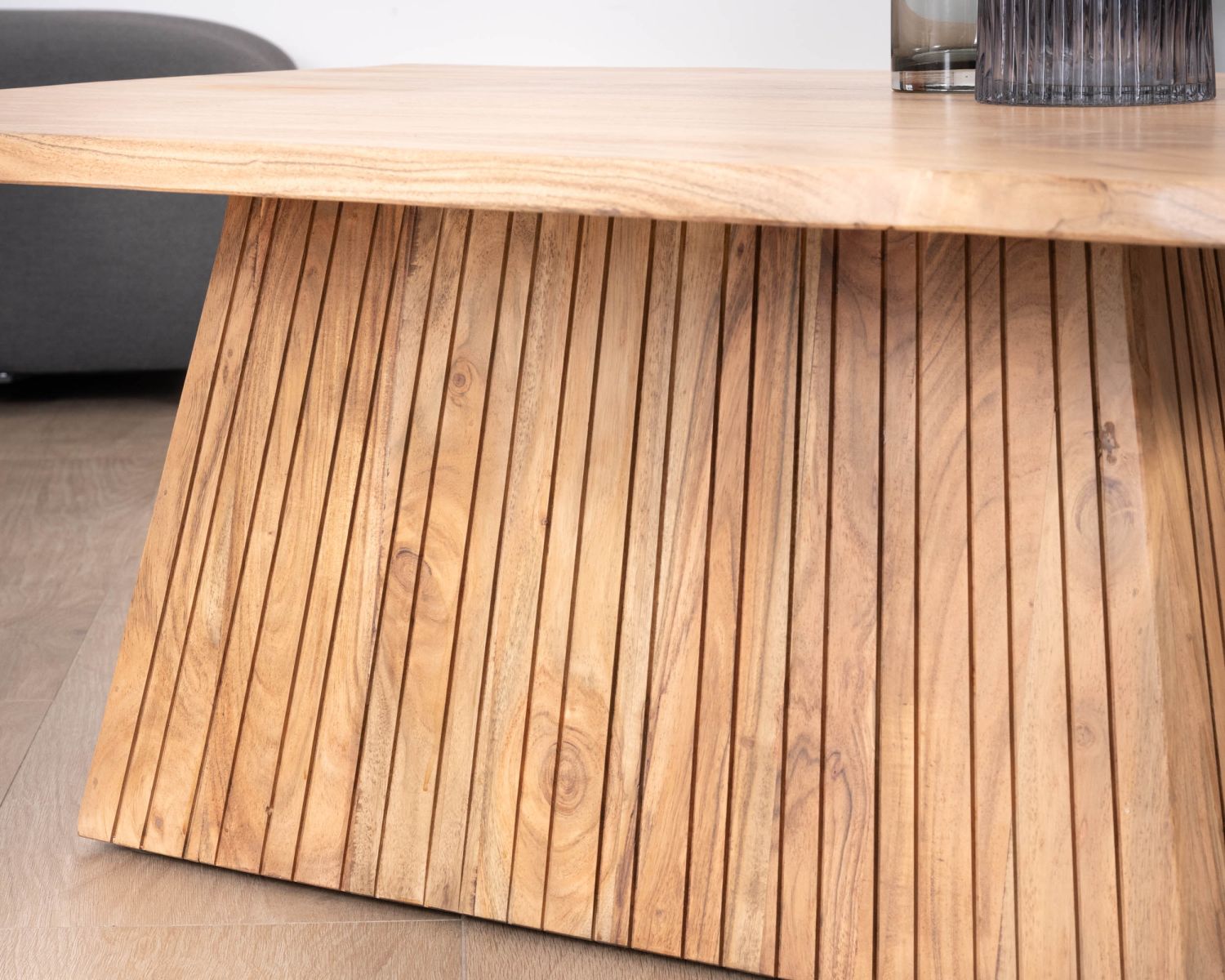 Table de salon design "Elki" en acacia avec pied central