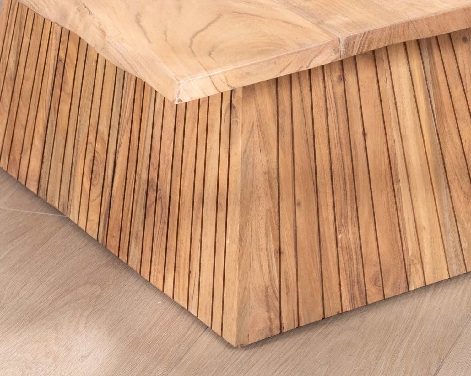 Table de salon design "Elki" en acacia avec pied central