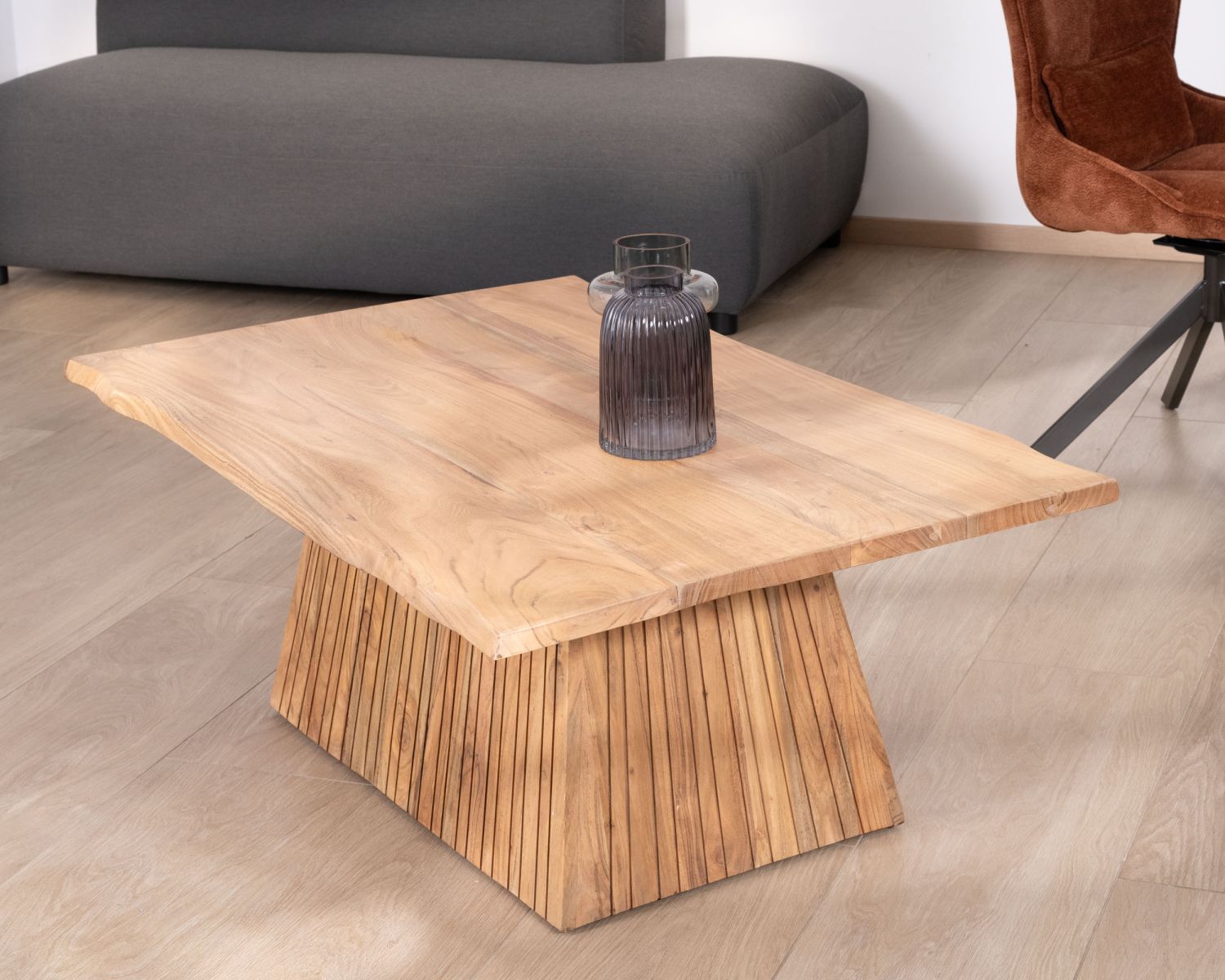 Table de salon design "Elki" en acacia avec pied central