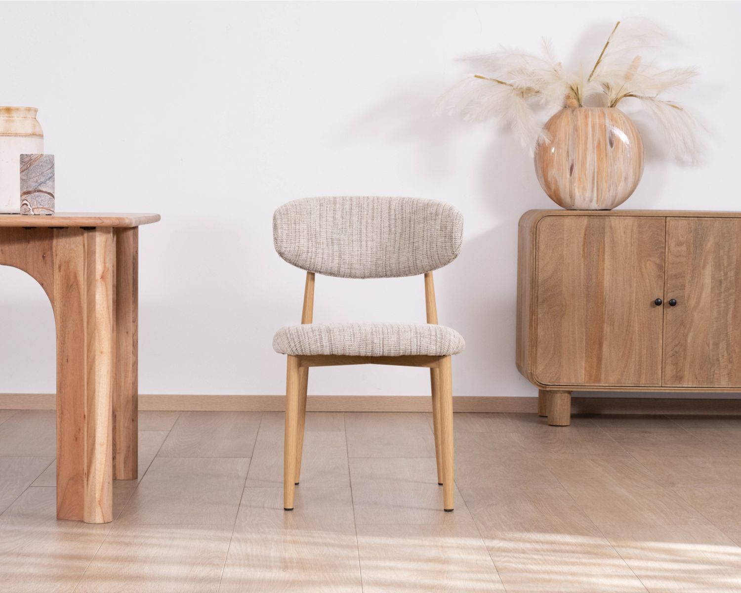 Lot de 2 chaises de repas esprit rétro en tissu beige tramé marron "Arpège" pieds métal aspect bois clair