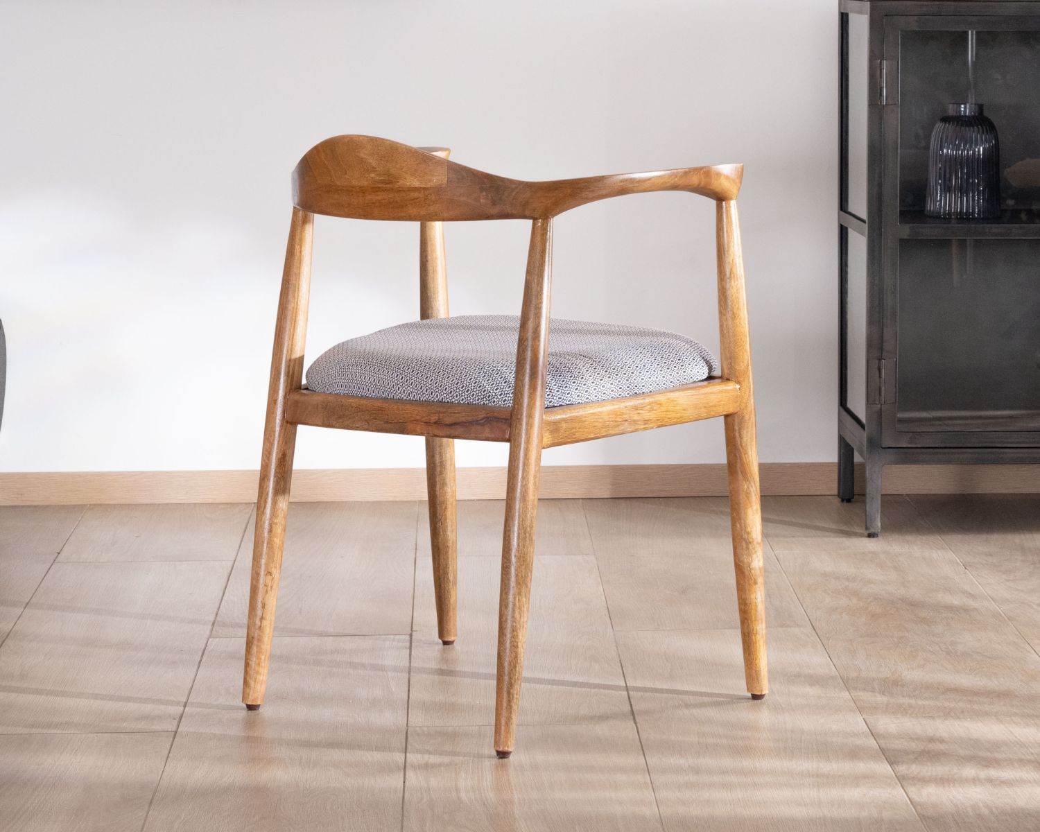 Chaise de repas design et rétro en bois avec assise rembourrée "Judith"