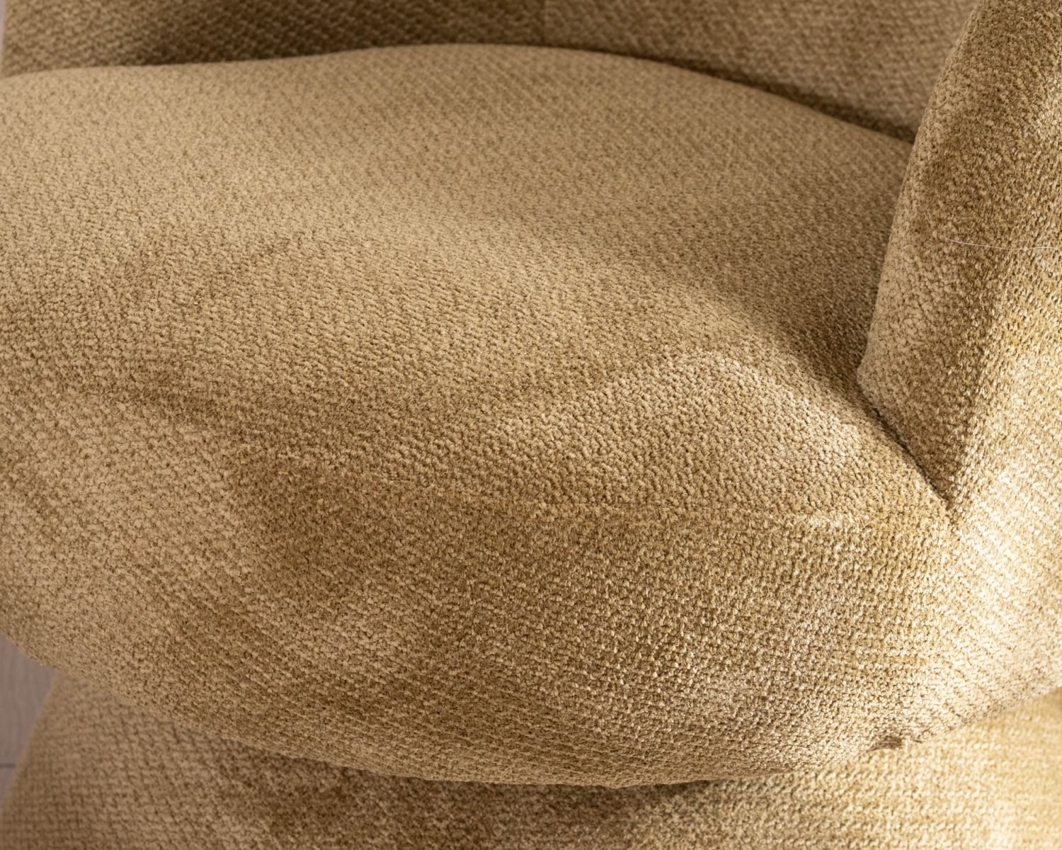 Chauffeuse design enveloppant sur pied 360° en tissu chenillé vert doré "Ladoga"