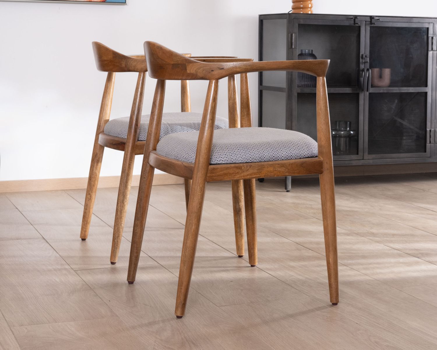 Chaise de repas design et rétro en bois avec assise rembourrée "Judith"