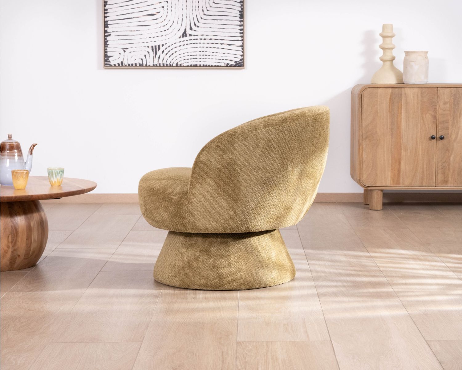 Chauffeuse design enveloppant sur pied 360° en tissu chenillé vert doré "Ladoga"