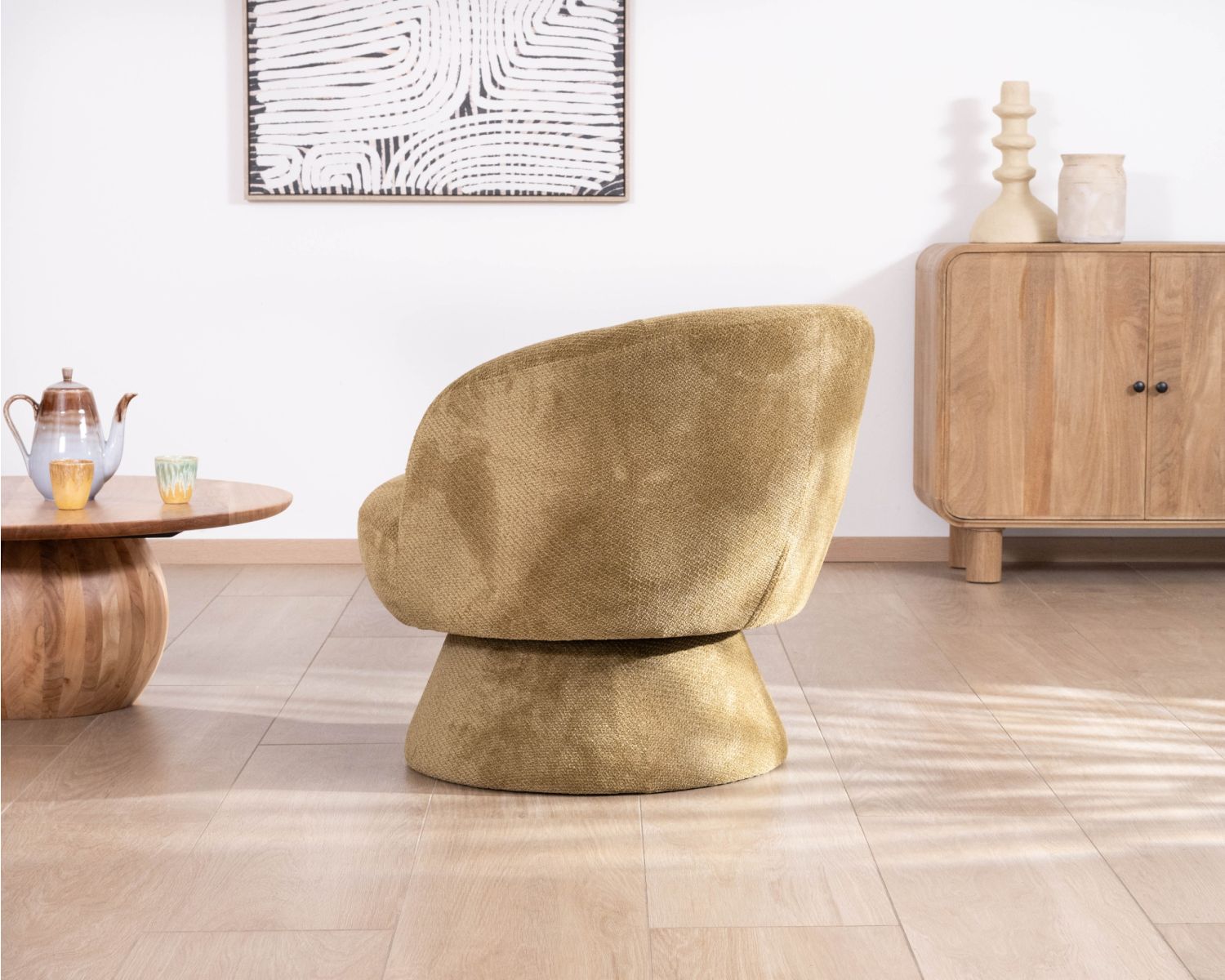 Chauffeuse design enveloppant sur pied 360° en tissu chenillé vert doré "Ladoga"