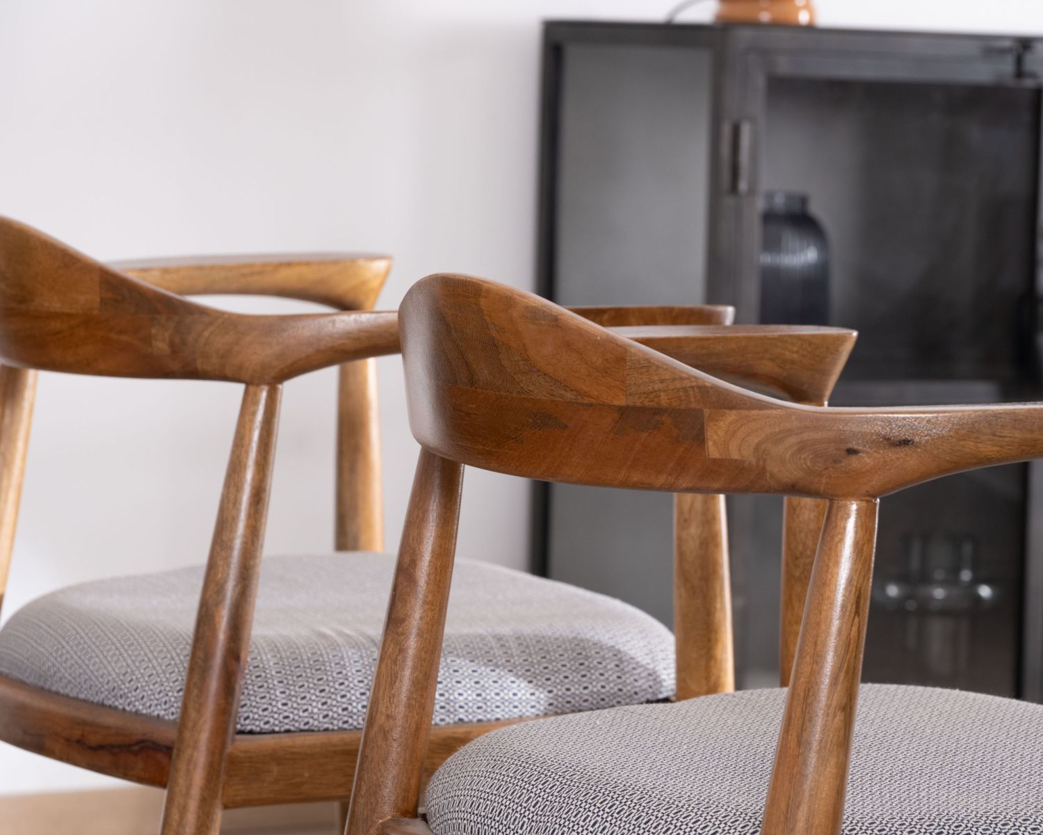 Chaise de repas design et rétro en bois avec assise rembourrée "Judith"
