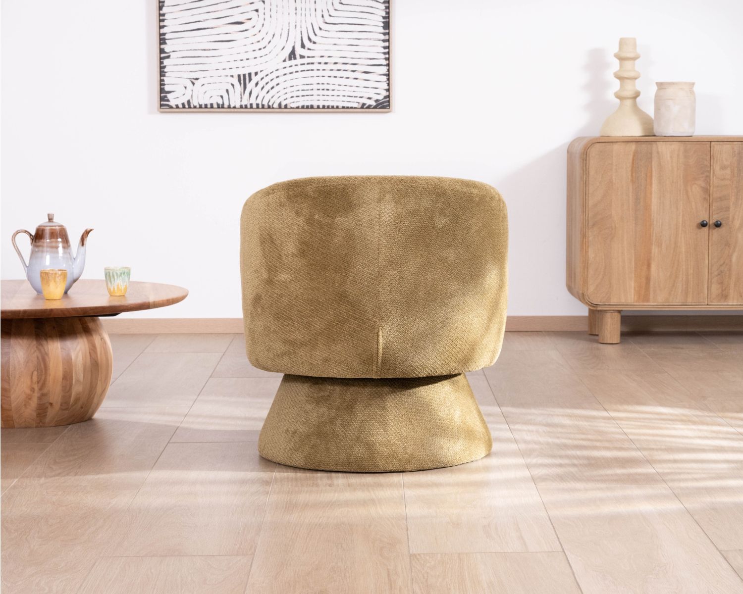 Chauffeuse design enveloppant sur pied 360° en tissu chenillé vert doré "Ladoga"