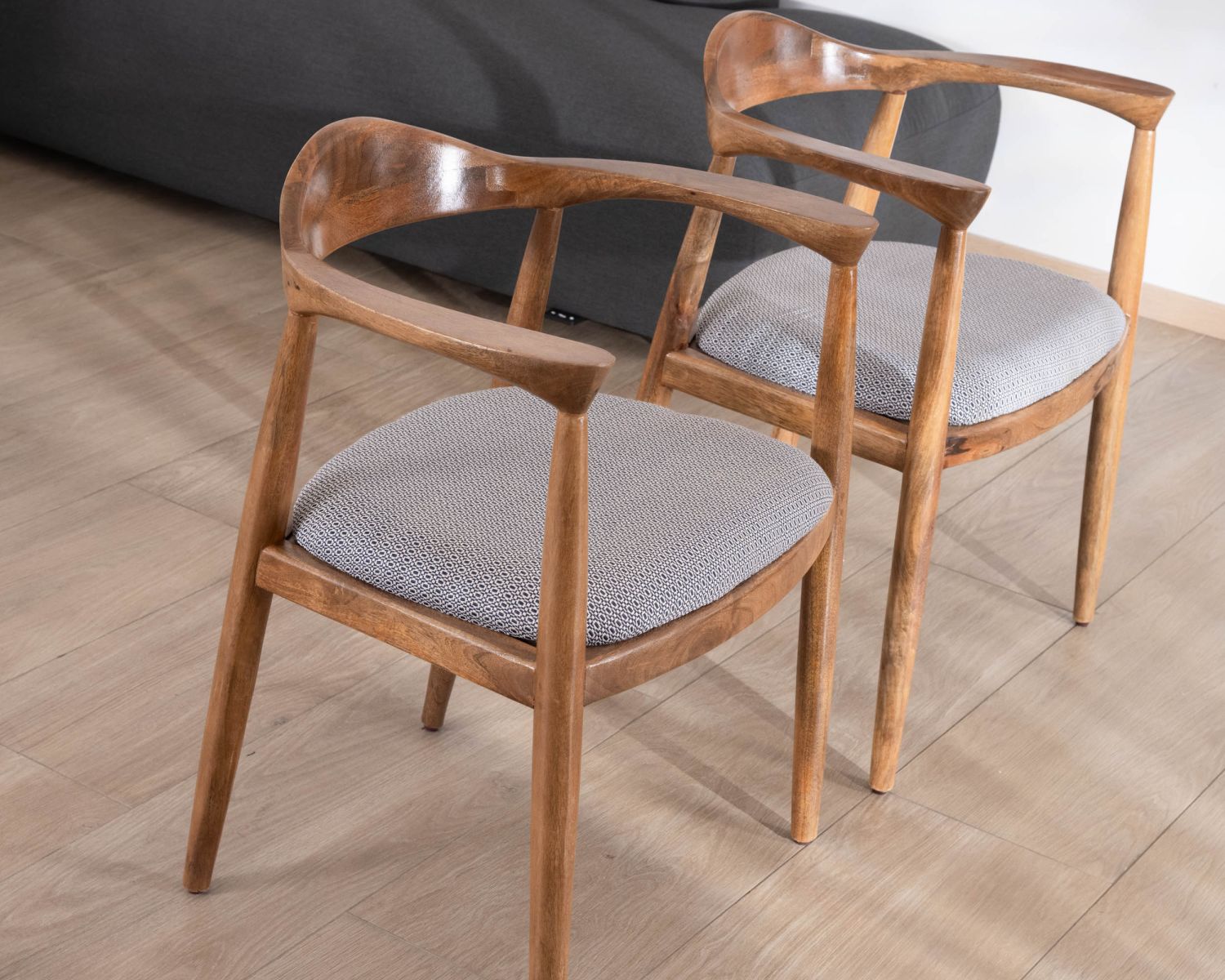 Chaise de repas design et rétro en bois avec assise rembourrée "Judith"