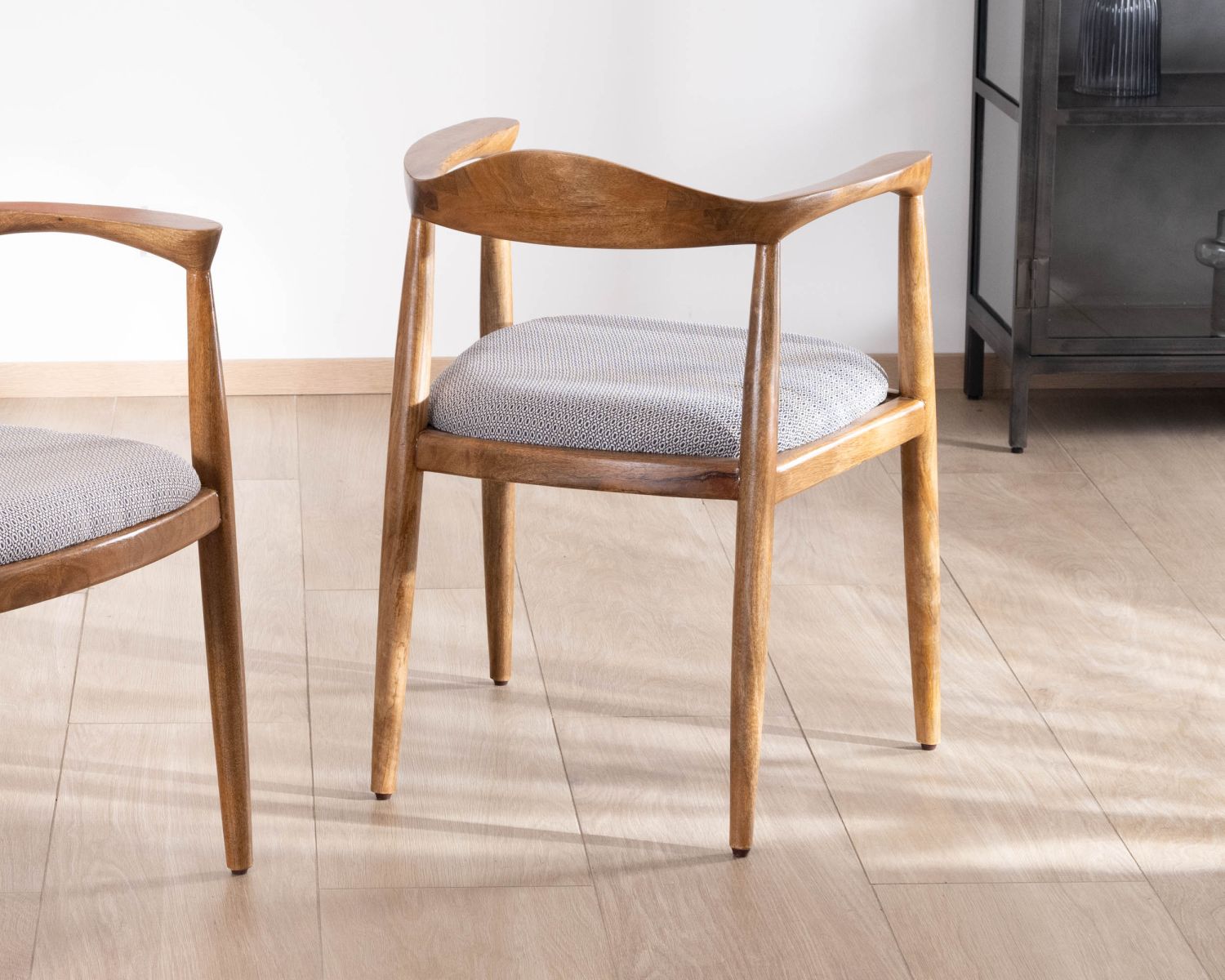 Chaise de repas design et rétro en bois avec assise rembourrée "Judith"