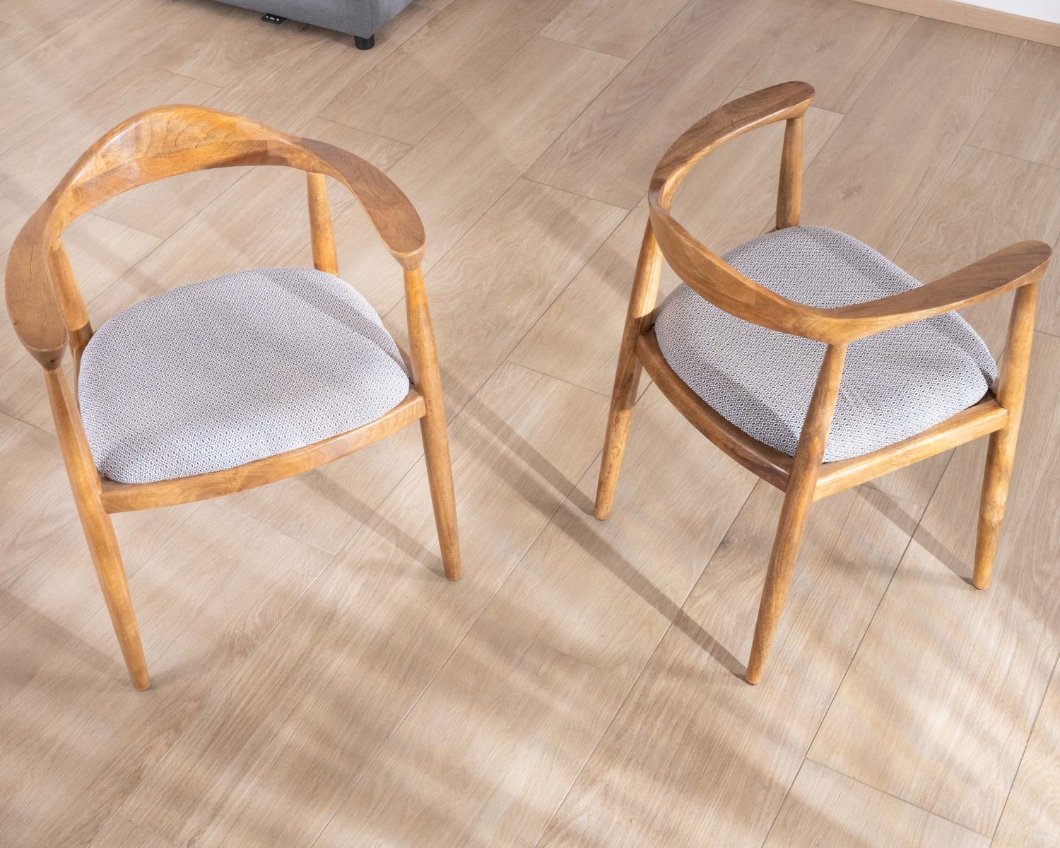 Chaise de repas design et rétro en bois avec assise rembourrée "Judith"