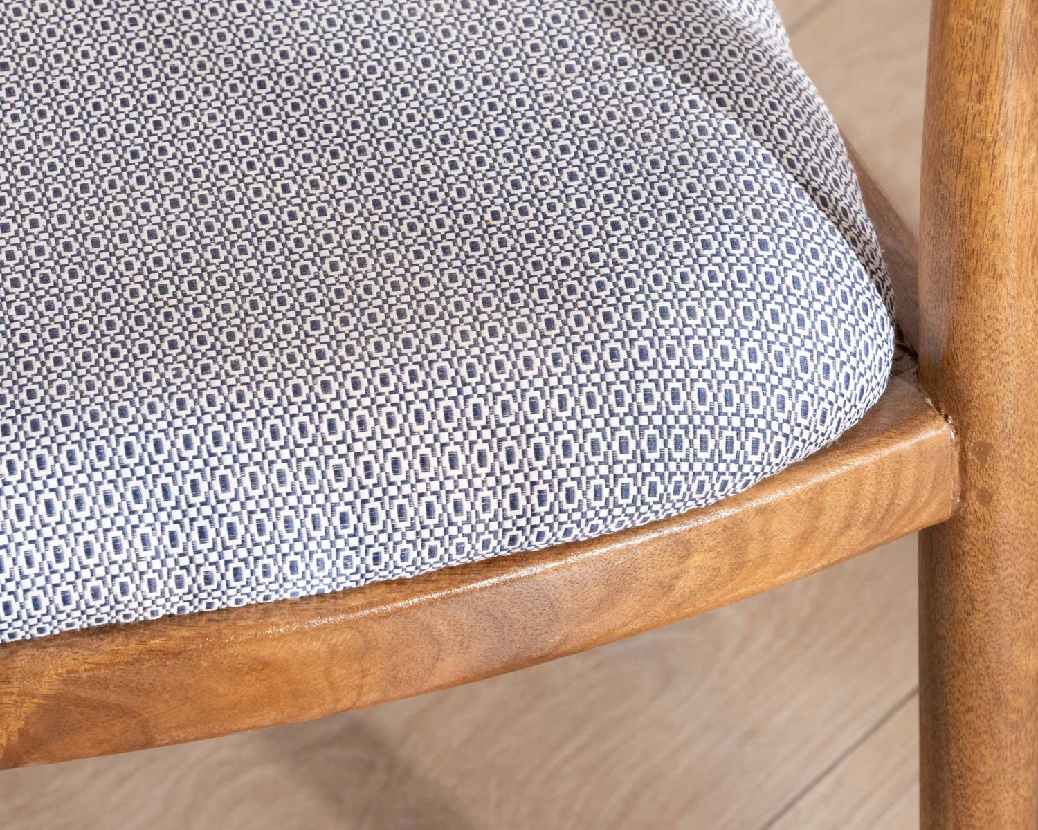 Chaise de repas design et rétro en bois avec assise rembourrée "Judith"