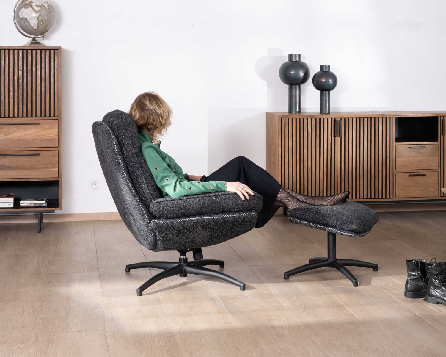 Fauteuil rétro avec pouf en tissu doux gris anthracite "Branson"