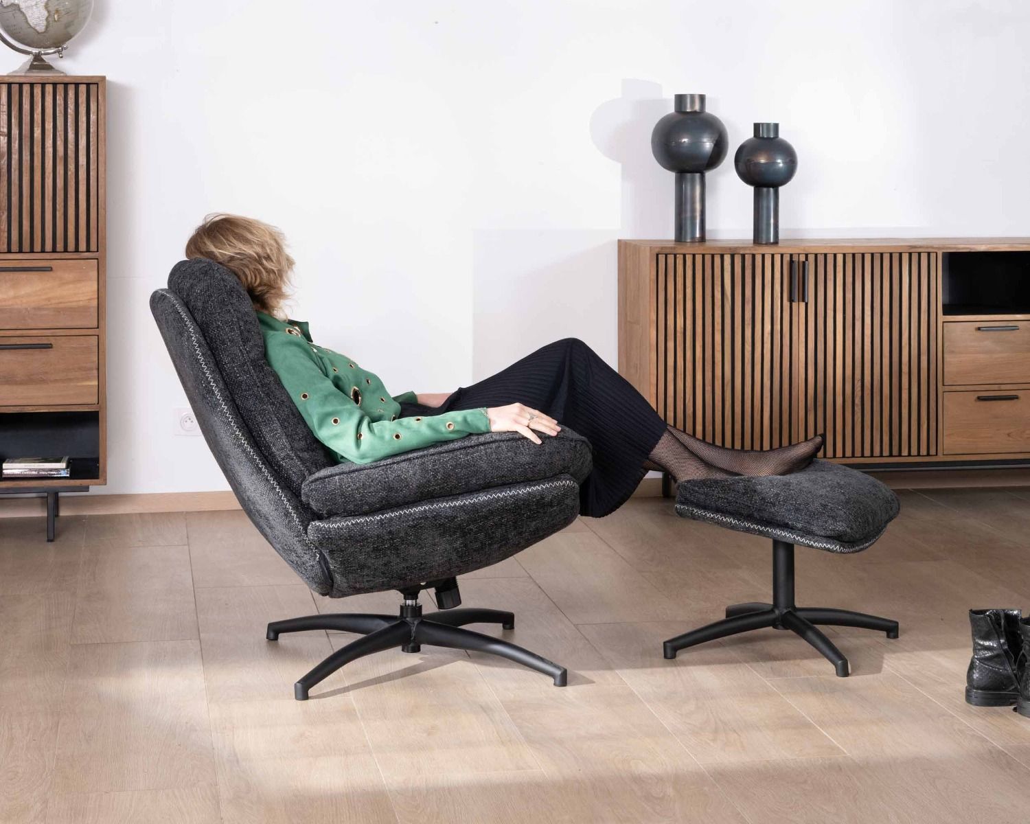 Fauteuil rétro avec pouf en tissu doux gris anthracite "Branson"