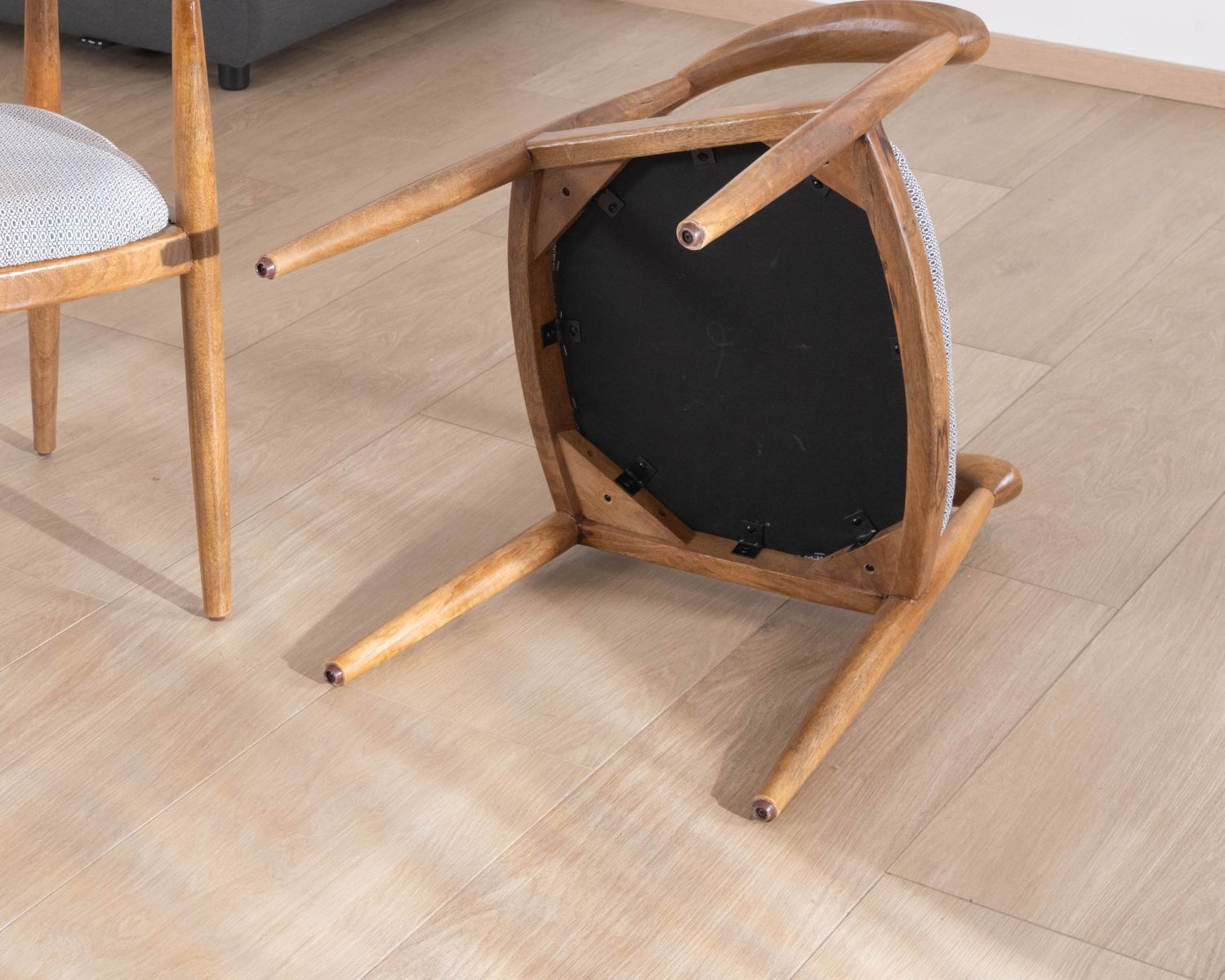 Chaise de repas design et rétro en bois avec assise rembourrée "Judith"