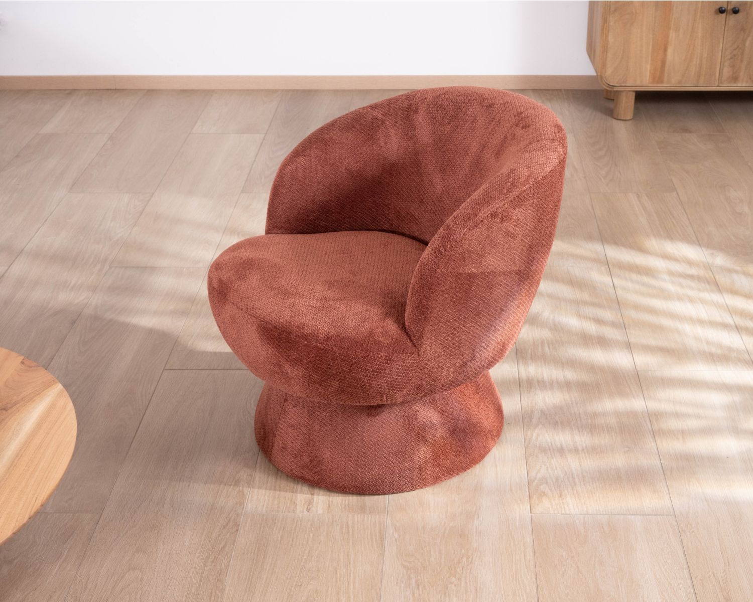 Fauteuil d'appoint pivotant en tissu chenillé terracotta "Ladoga" design enveloppant