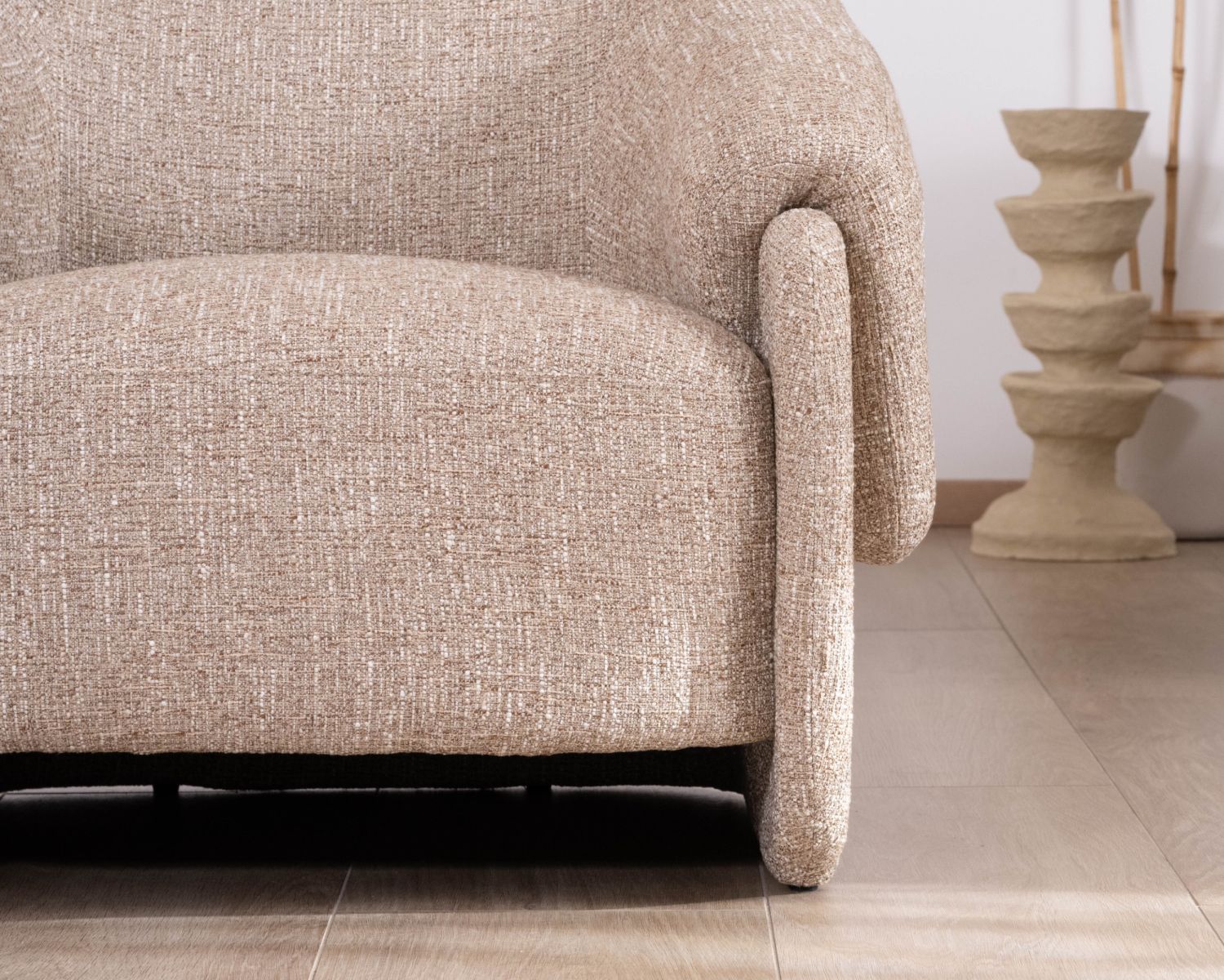 Fauteuil club revisité « Sweet Culture » en tissu marron chiné esprit vintage contemporain