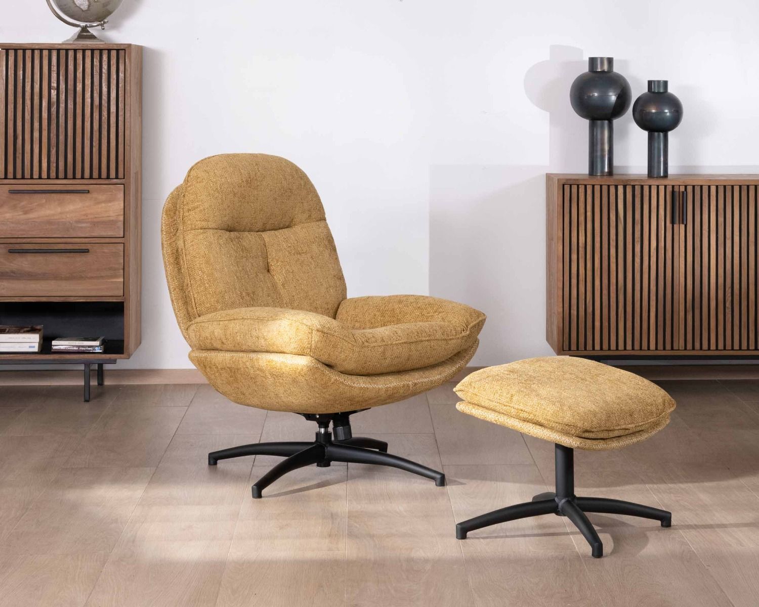 Fauteuil confort et vintage avec repose-pied modulaire en tissu jaune "Branson"