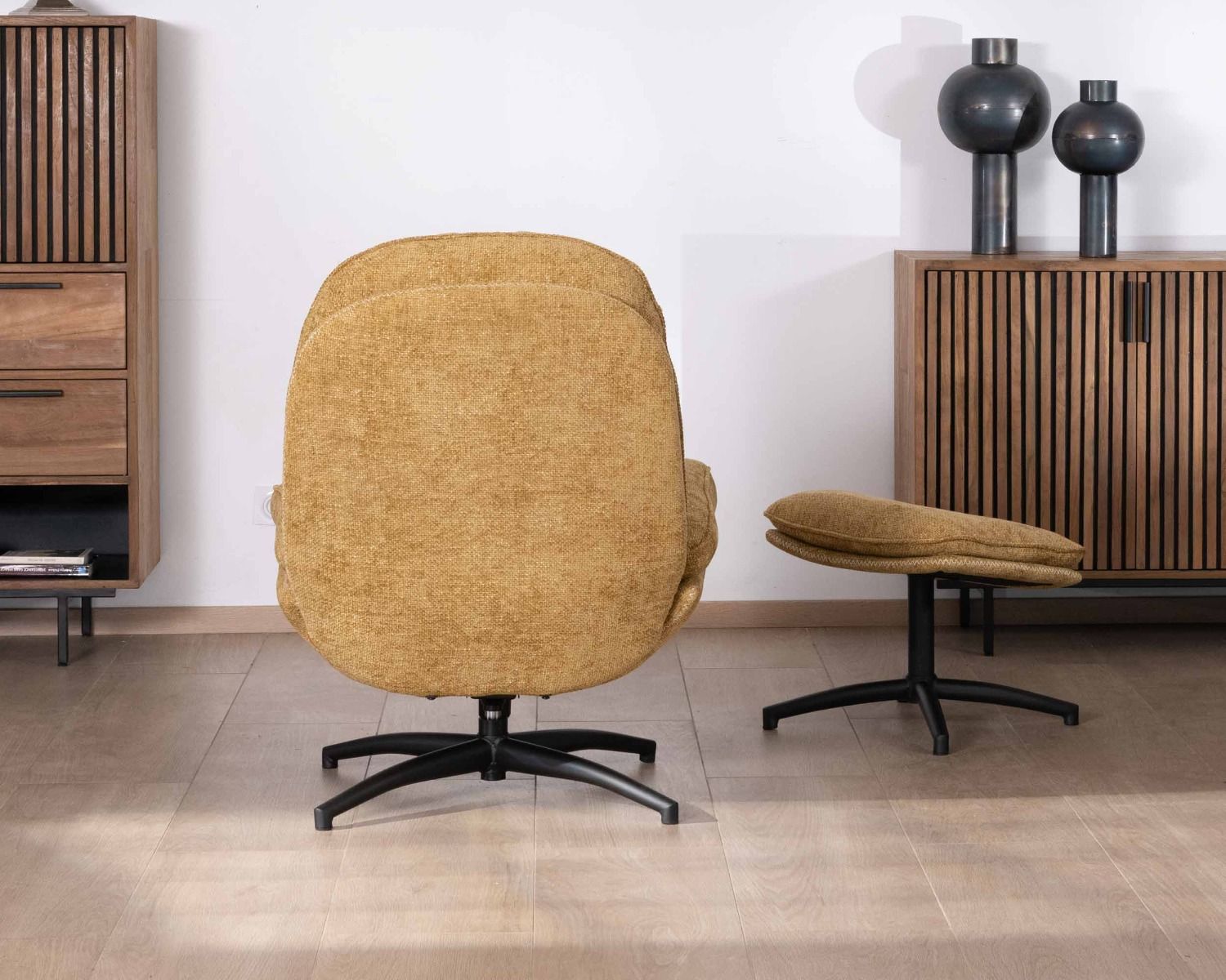 Fauteuil confort et vintage avec repose-pied modulaire en tissu jaune "Branson"