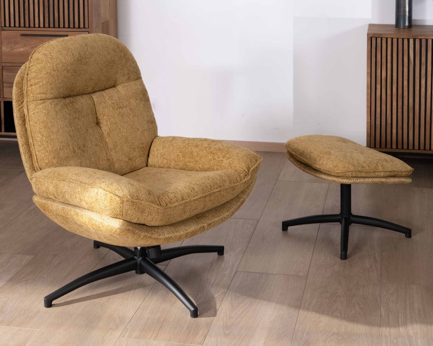 Fauteuil confort et vintage avec repose-pied modulaire en tissu jaune "Branson"