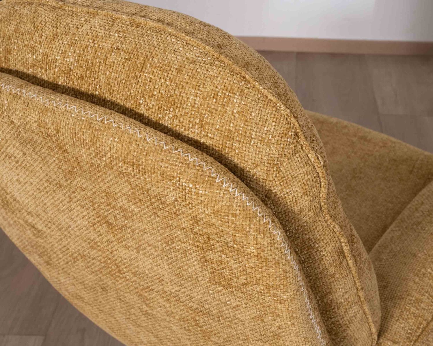 Fauteuil confort et vintage avec repose-pied modulaire en tissu jaune "Branson"