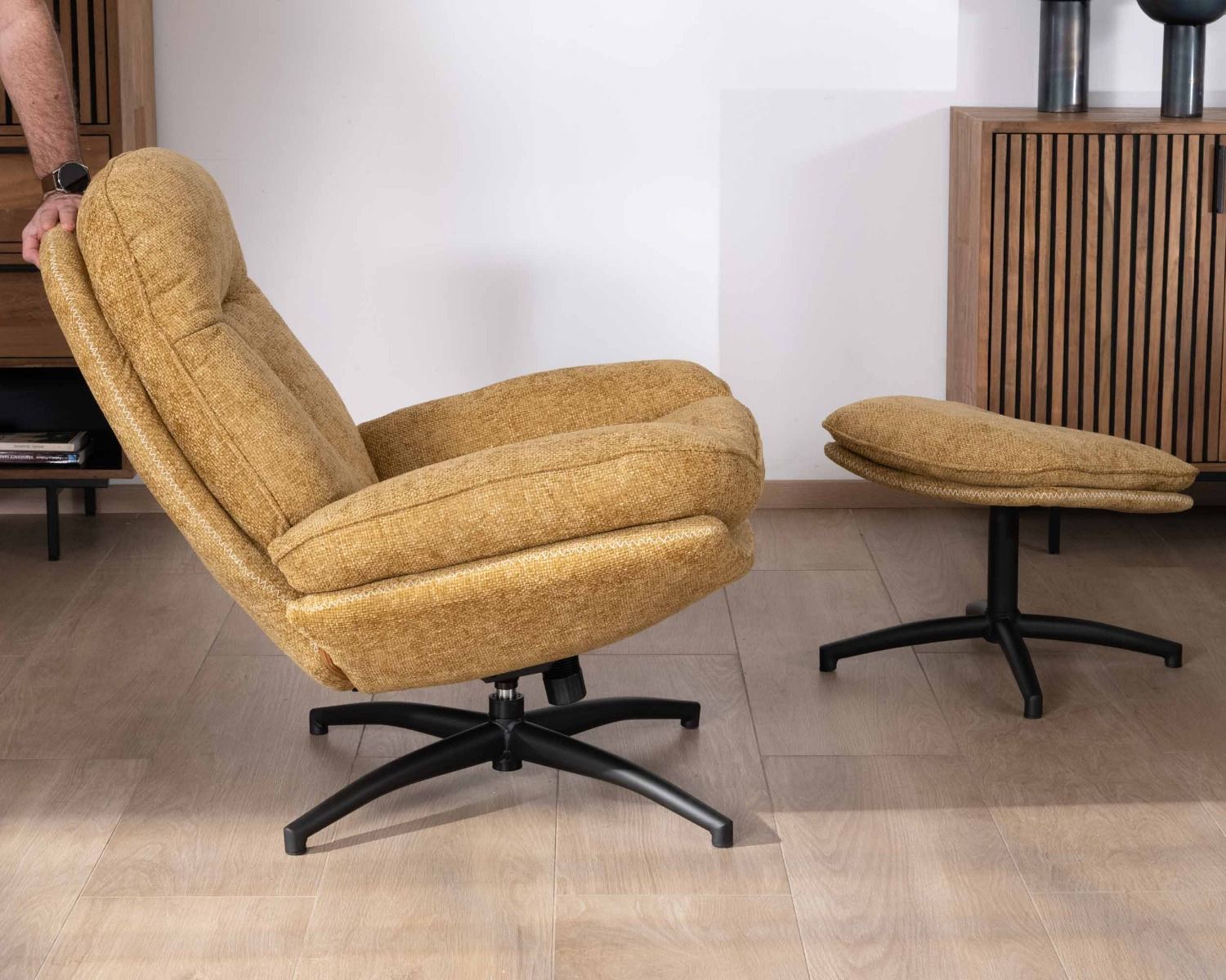 Fauteuil confort et vintage avec repose-pied modulaire en tissu jaune "Branson"