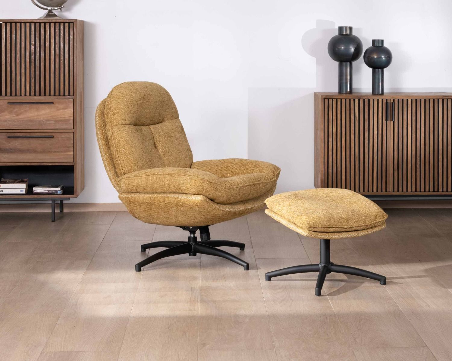 Fauteuil confort et vintage avec repose-pied modulaire en tissu jaune "Branson"