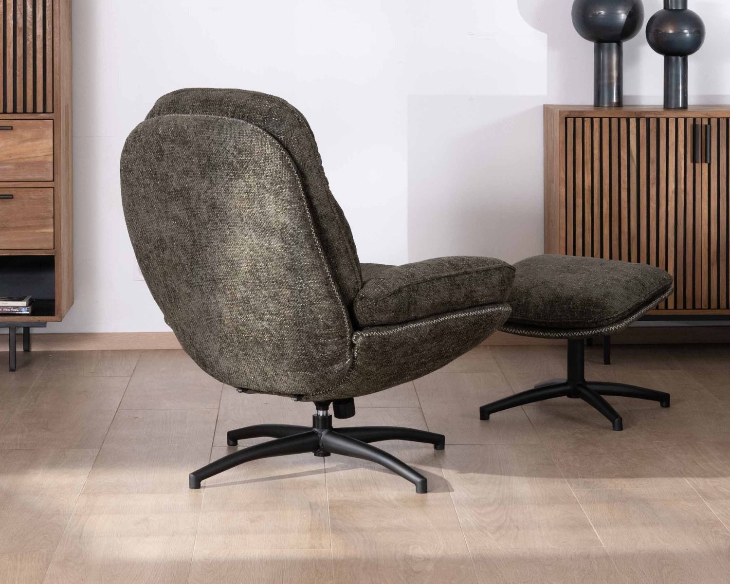 Fauteuil enveloppant avec repose-pied modulaire en tissu vert kaki "Branson"