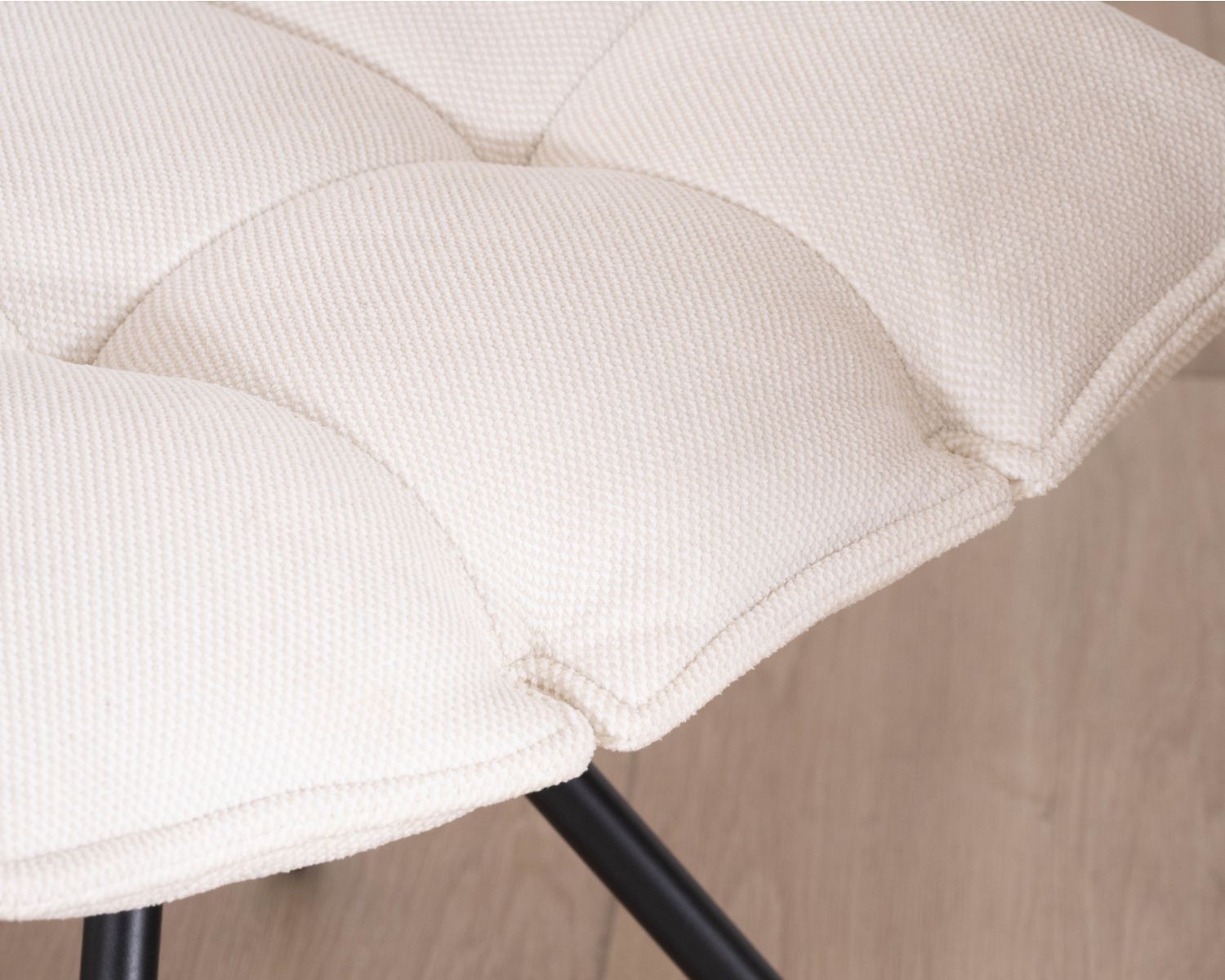 Lot de 2 chaises pivotantes 360° "Cassidy" design et matelassées en tissu blanc cassé