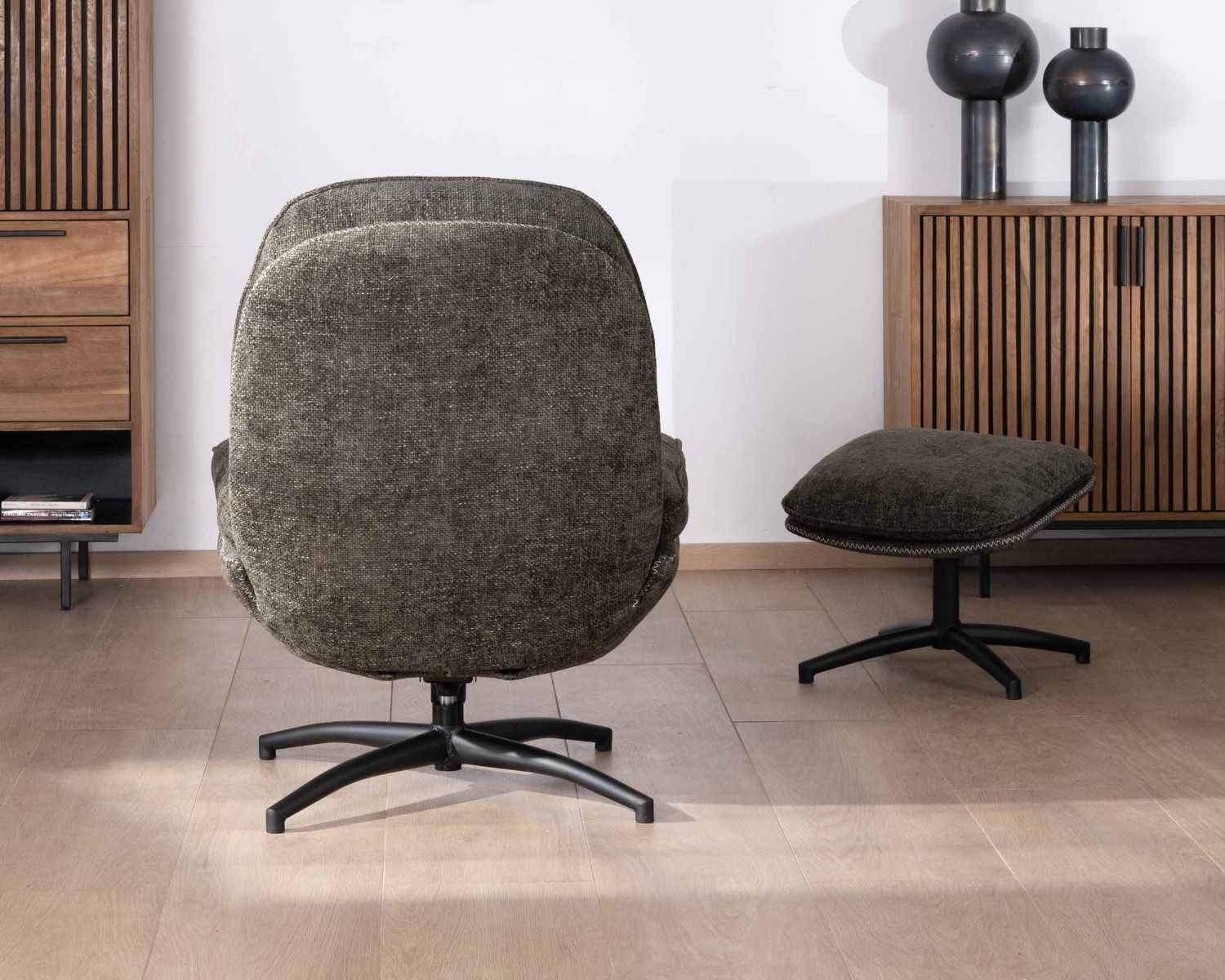 Fauteuil enveloppant avec repose-pied modulaire en tissu vert kaki "Branson"