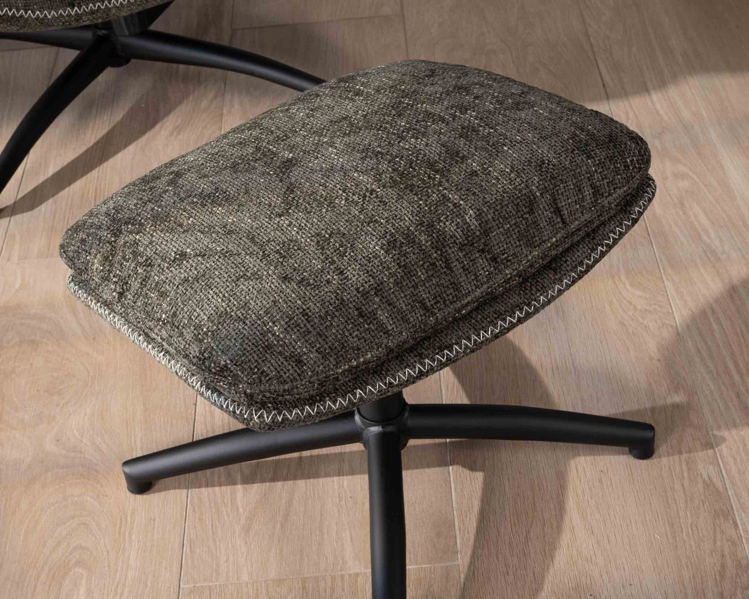 Fauteuil enveloppant avec repose-pied modulaire en tissu vert kaki "Branson"