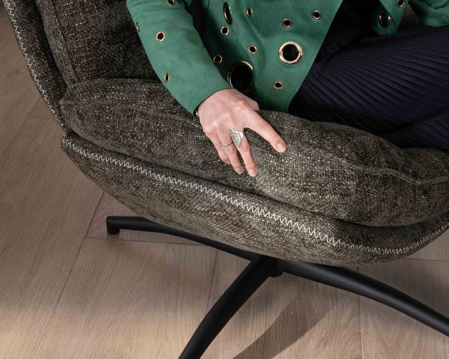 Fauteuil enveloppant avec repose-pied modulaire en tissu vert kaki "Branson"