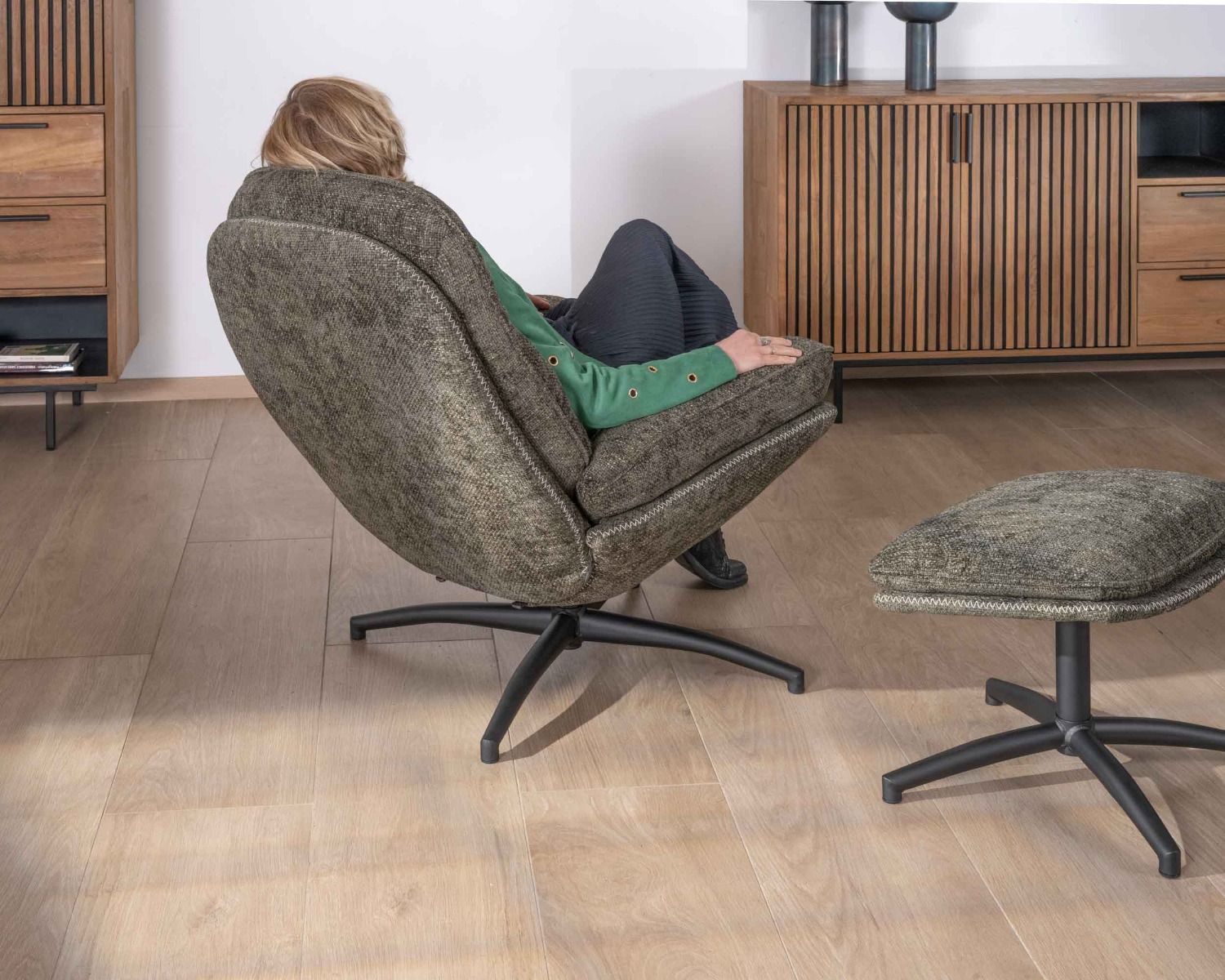 Fauteuil enveloppant avec repose-pied modulaire en tissu vert kaki "Branson"