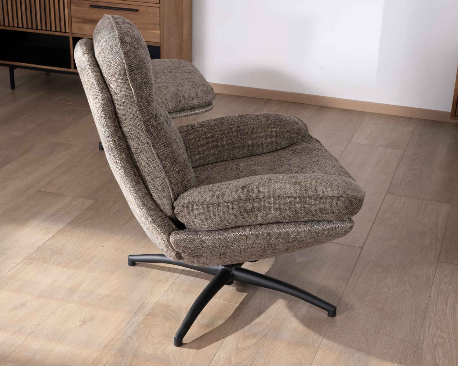 Fauteuil de relaxation vintage avec pouf en tissu taupe "Branson"