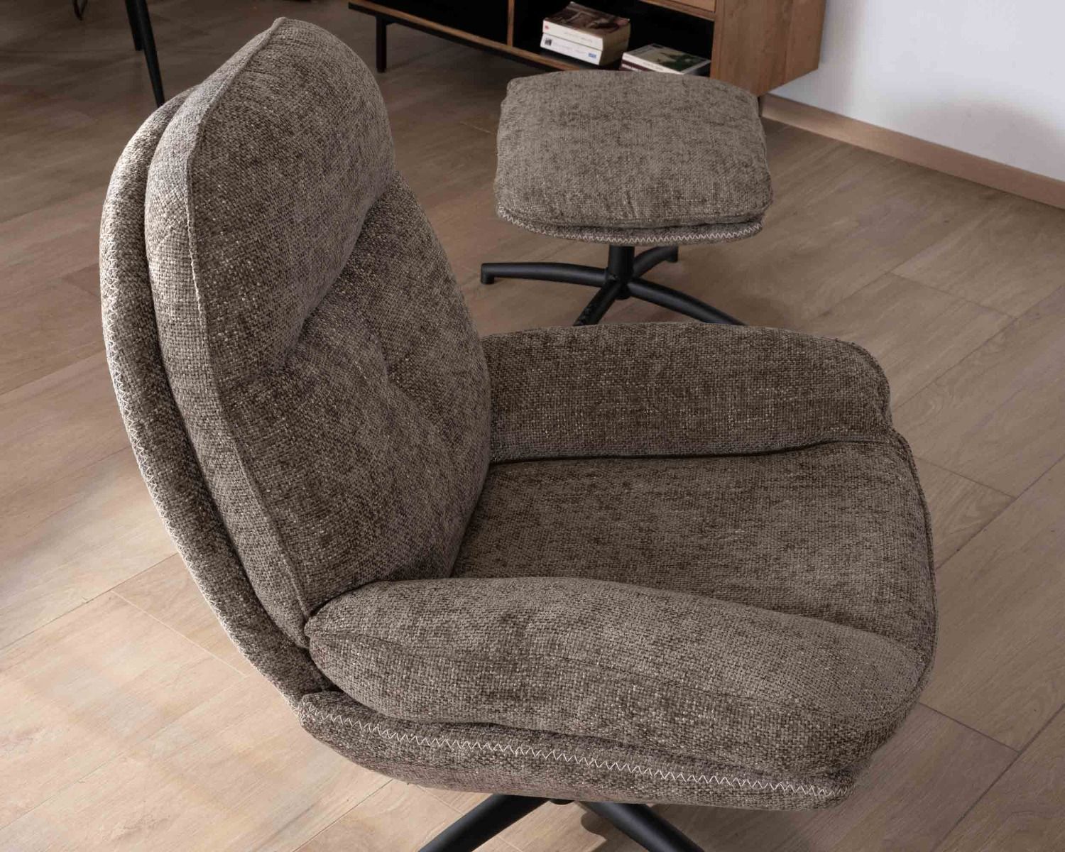Fauteuil de relaxation vintage avec pouf en tissu taupe "Branson"