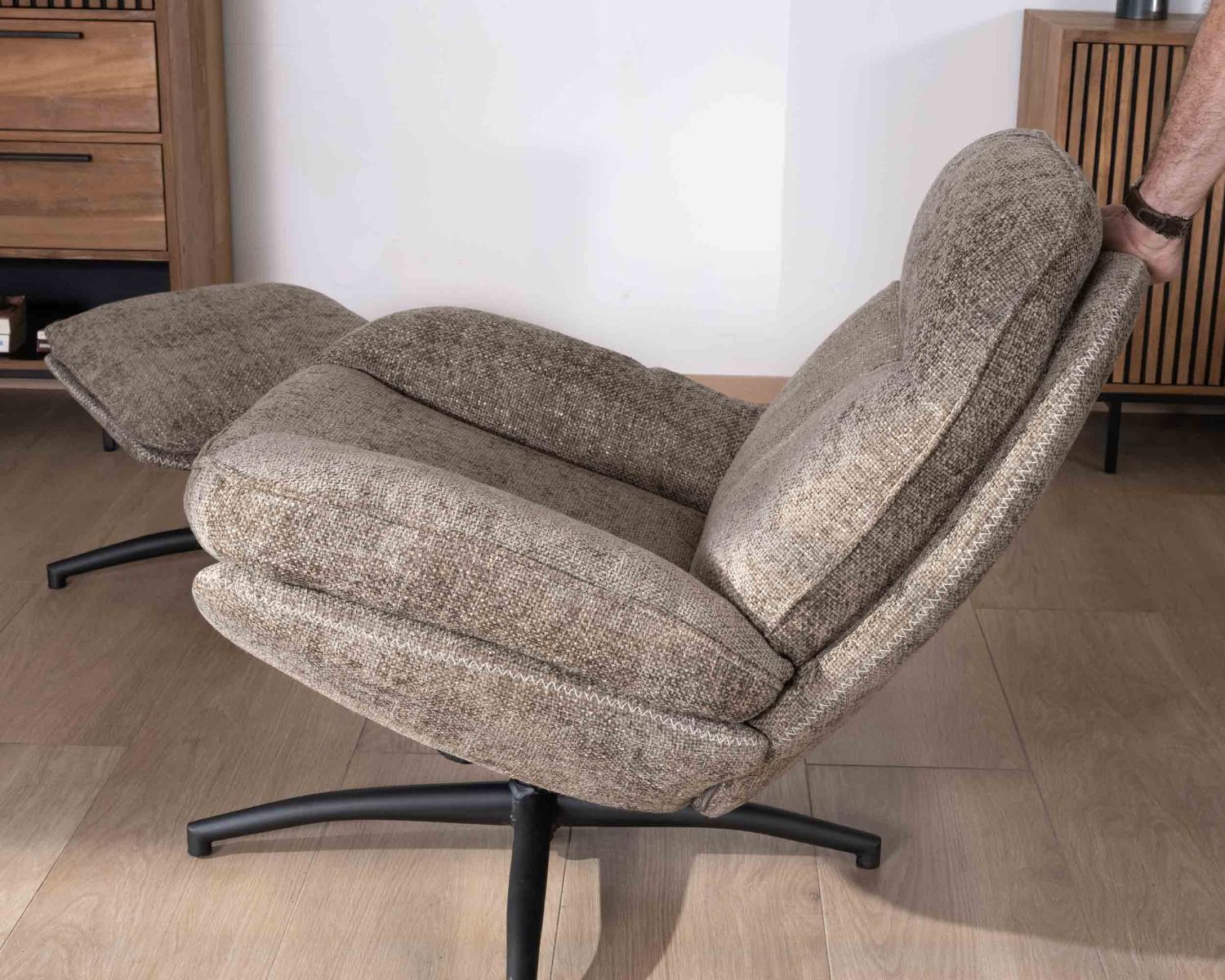 Fauteuil de relaxation vintage avec pouf en tissu taupe "Branson"