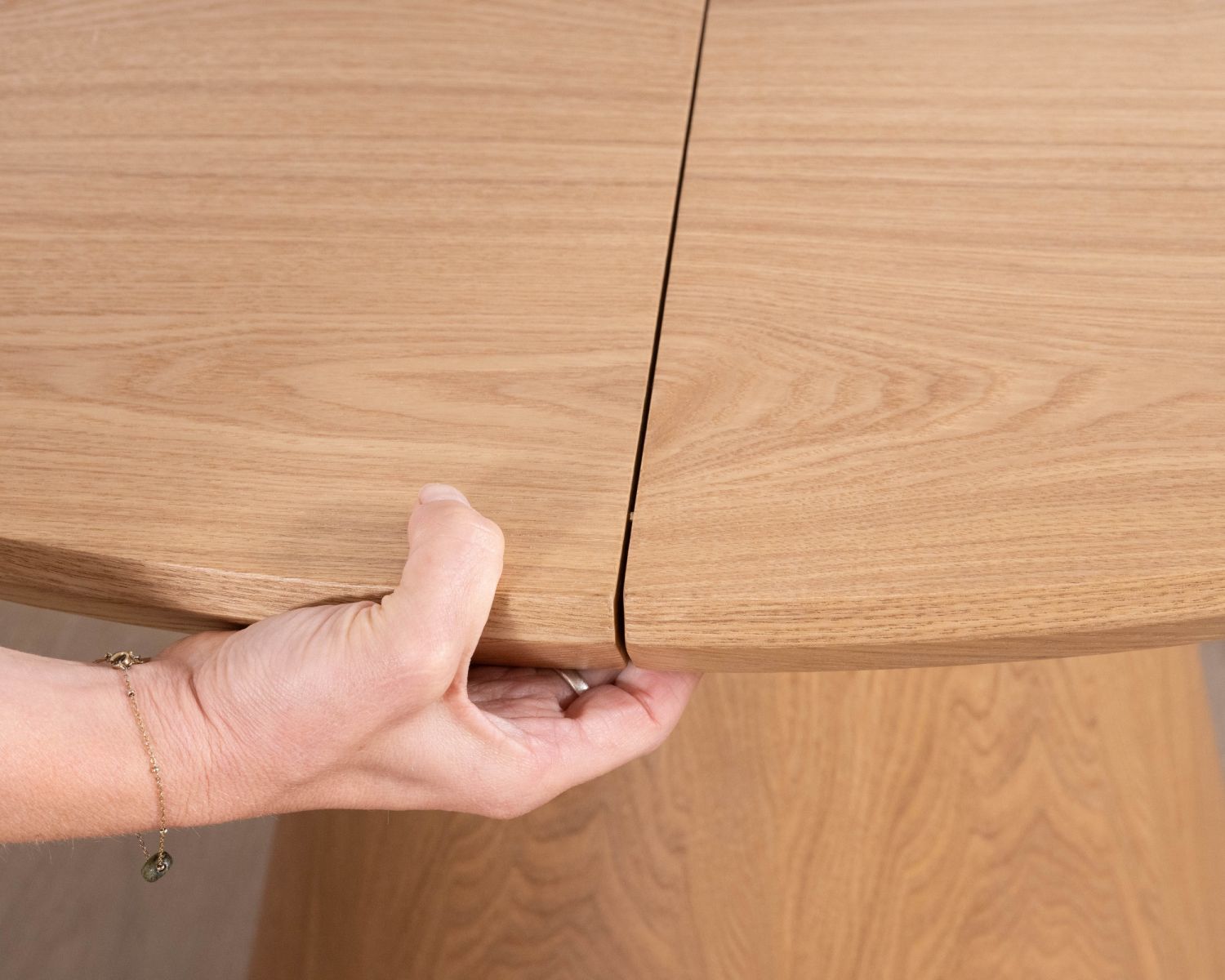 Table à manger ronde 120 cm extensible 160 cm "Oria" style épuré aspect frêne