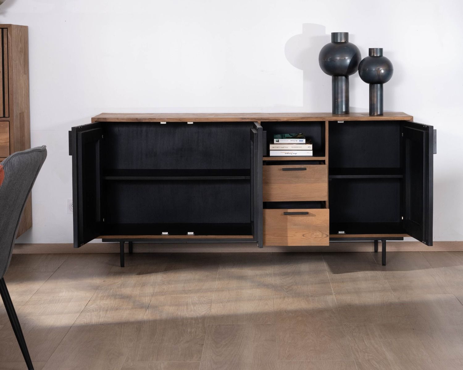 Bahut 3 portes en teck recyclé "Opland" façades crénelées et liserés noirs