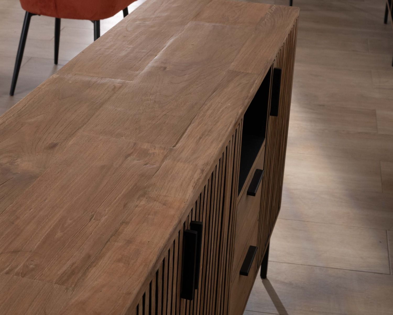 Bahut 3 portes en teck recyclé "Opland" façades crénelées et liserés noirs