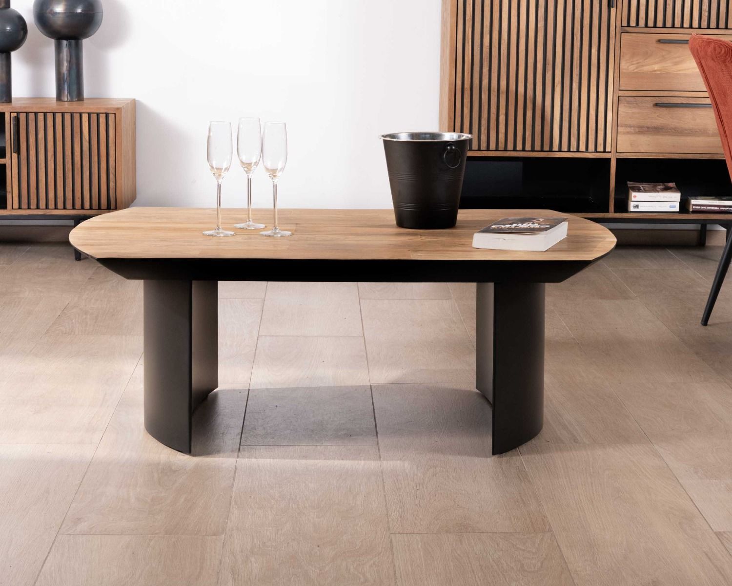 Table de salon en teck recyclé et pieds demi sphère en métal noir "Troms" 120 cm