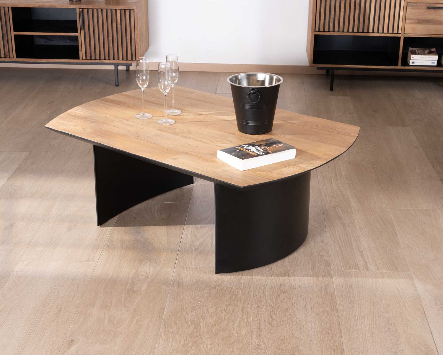 Table de salon en teck recyclé et pieds demi sphère en métal noir "Troms" 120 cm