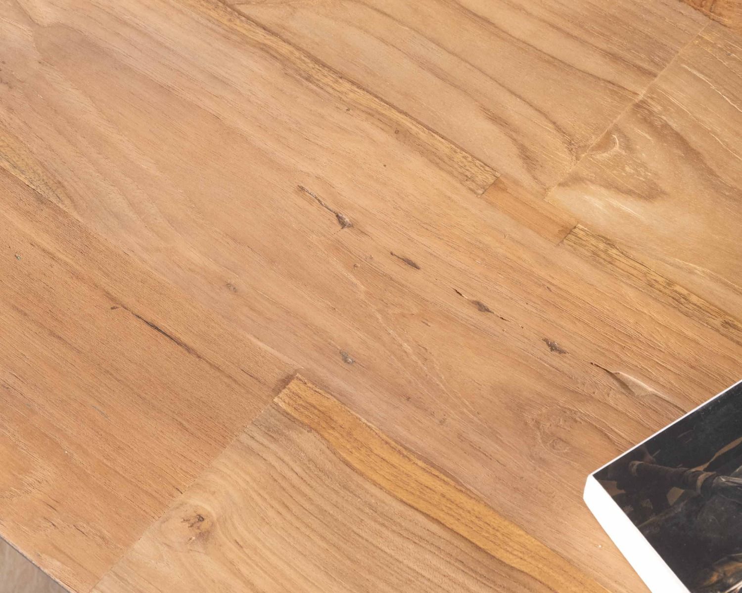 Table de salon en teck recyclé et pieds demi sphère en métal noir "Troms" 120 cm