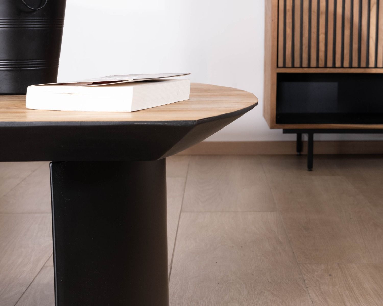 Table de salon en teck recyclé et pieds demi sphère en métal noir "Troms" 120 cm