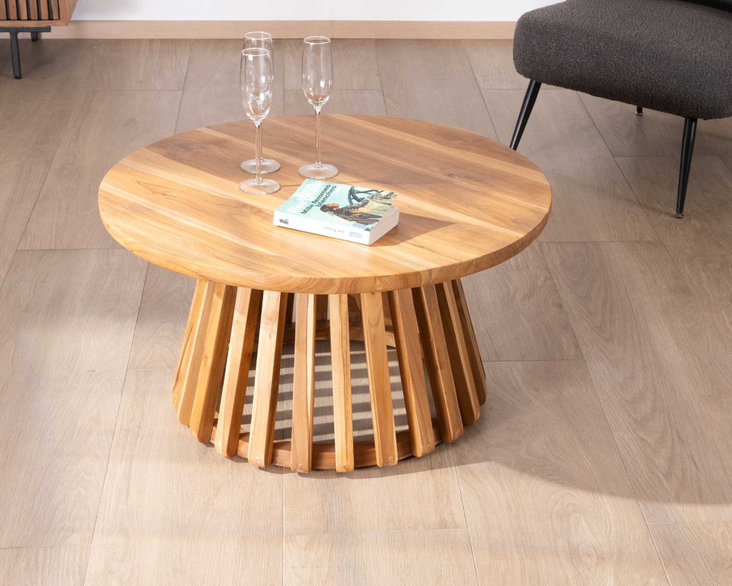 Table basse ronde en teck avec pied central ajouré "Dutipi"