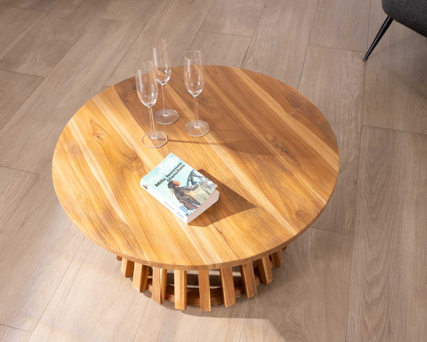 Table basse ronde en teck avec pied central ajouré "Dutipi"