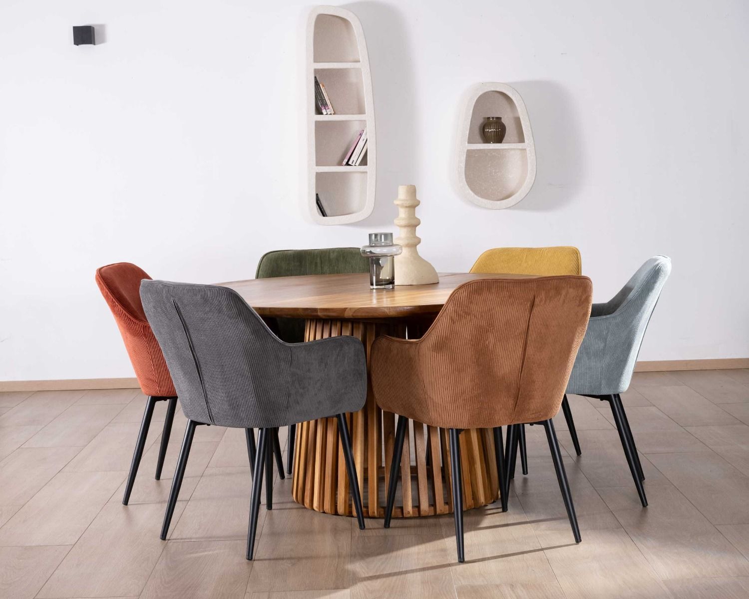 Chaise contemporaine en velours cuivré avec accoudoirs "Scotty" et pieds métal noir